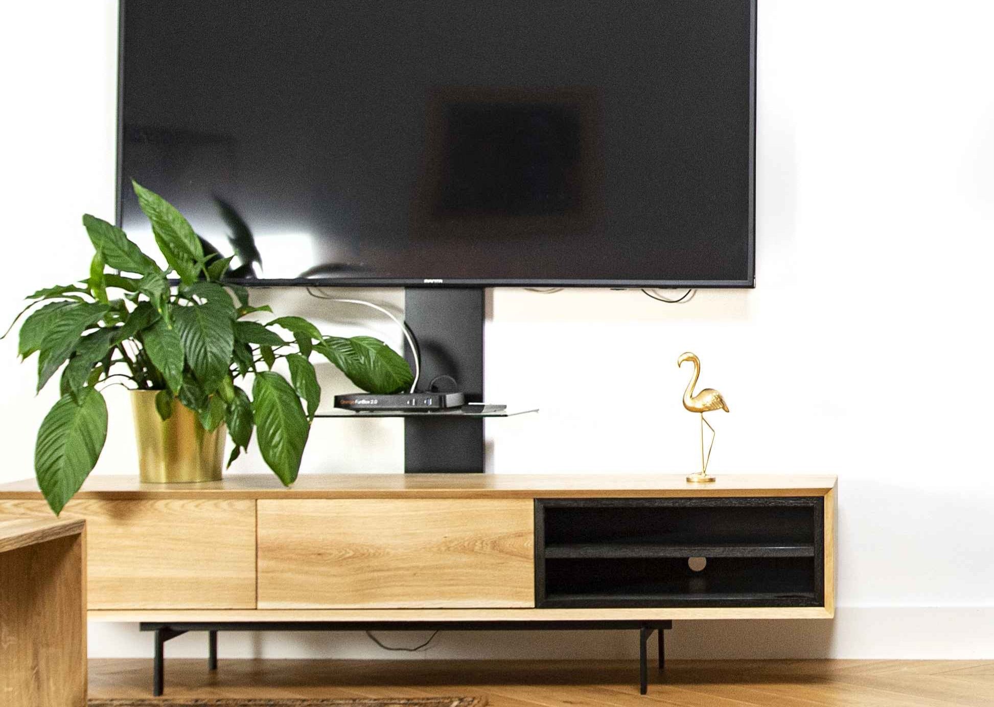 Rosto TV Stand