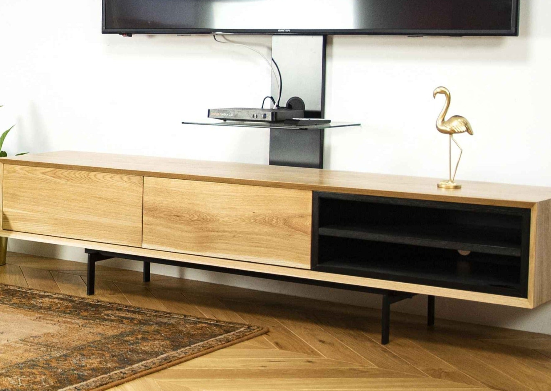 Rosto TV Stand