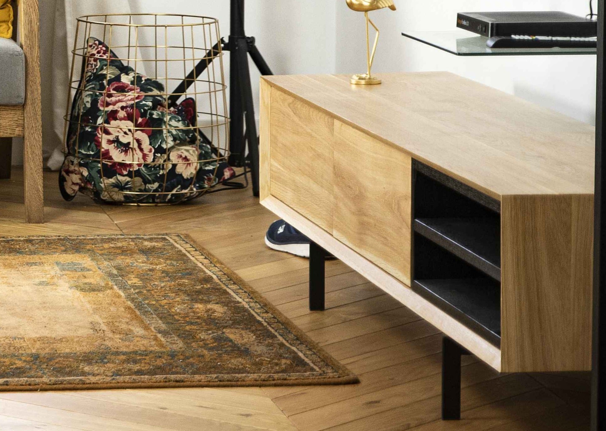 Rosto TV Stand