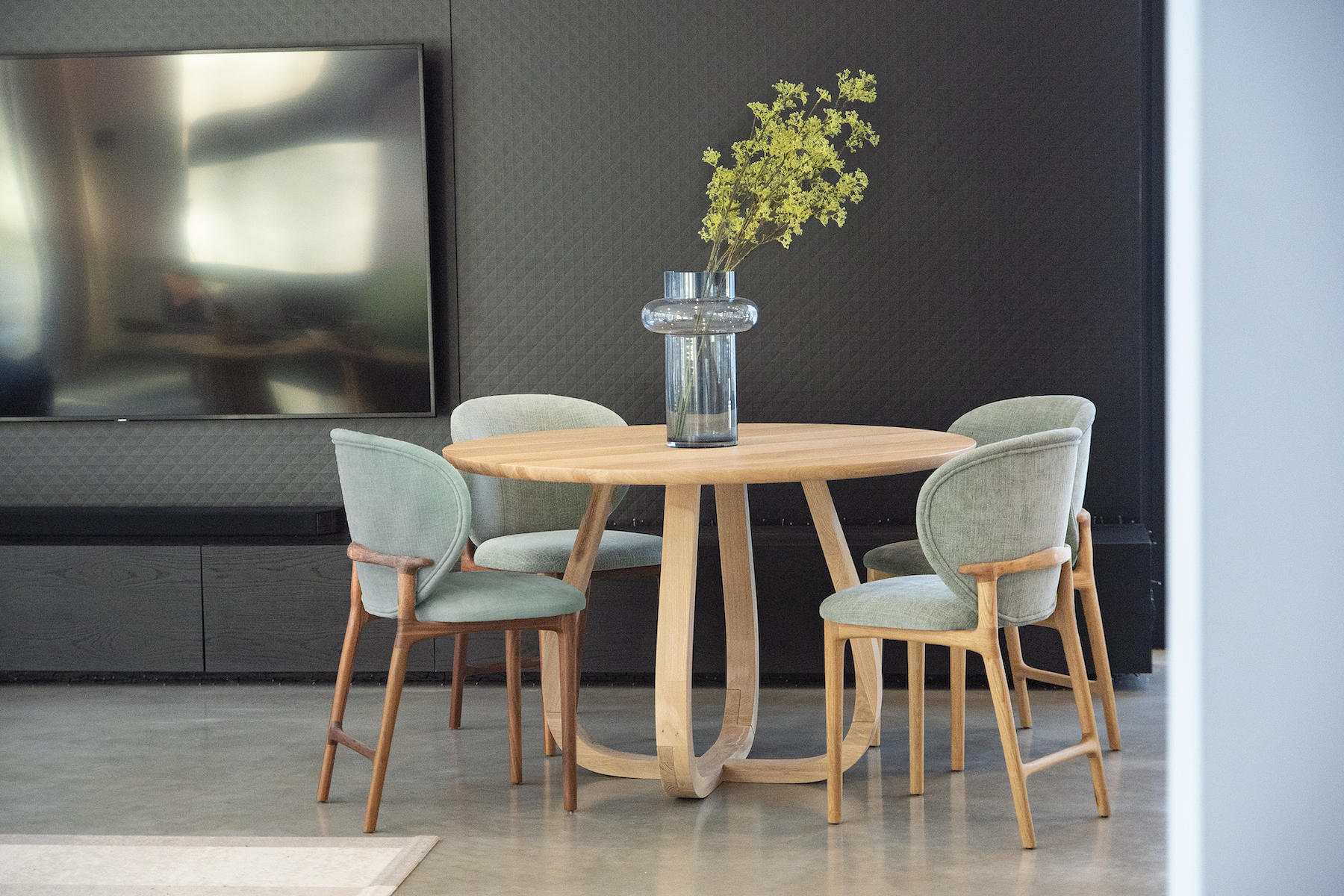 Loop Round Table